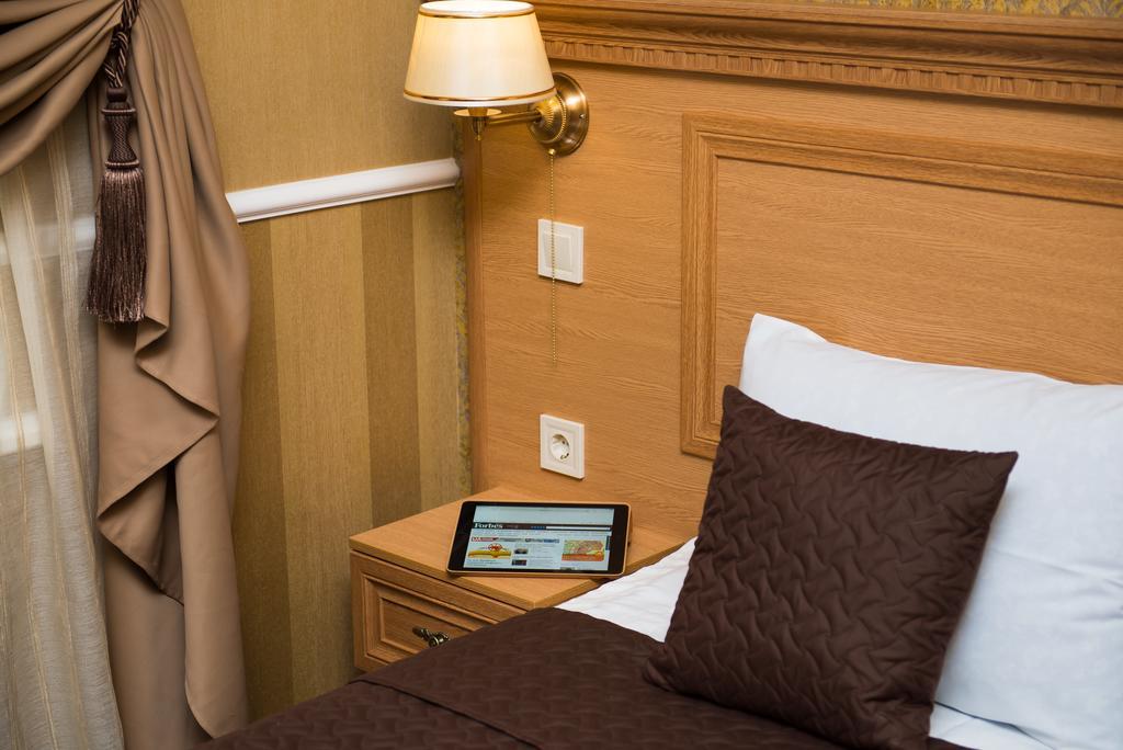 Dvoryanskiy Hotel Dnipro Esterno foto