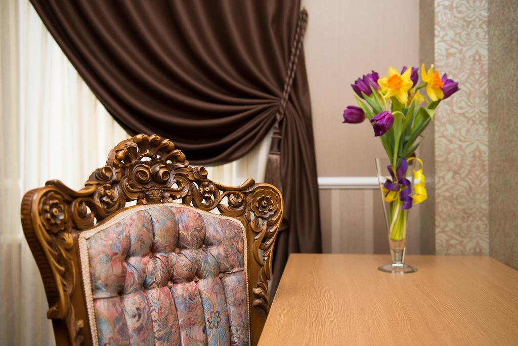 Dvoryanskiy Hotel Dnipro Esterno foto