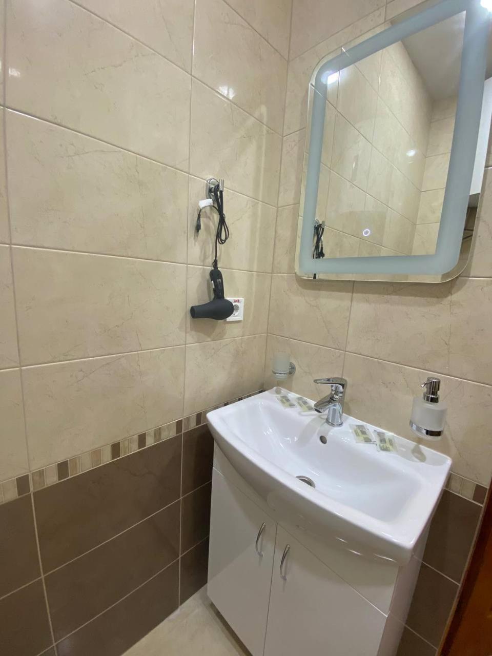 Dvoryanskiy Hotel Dnipro Esterno foto