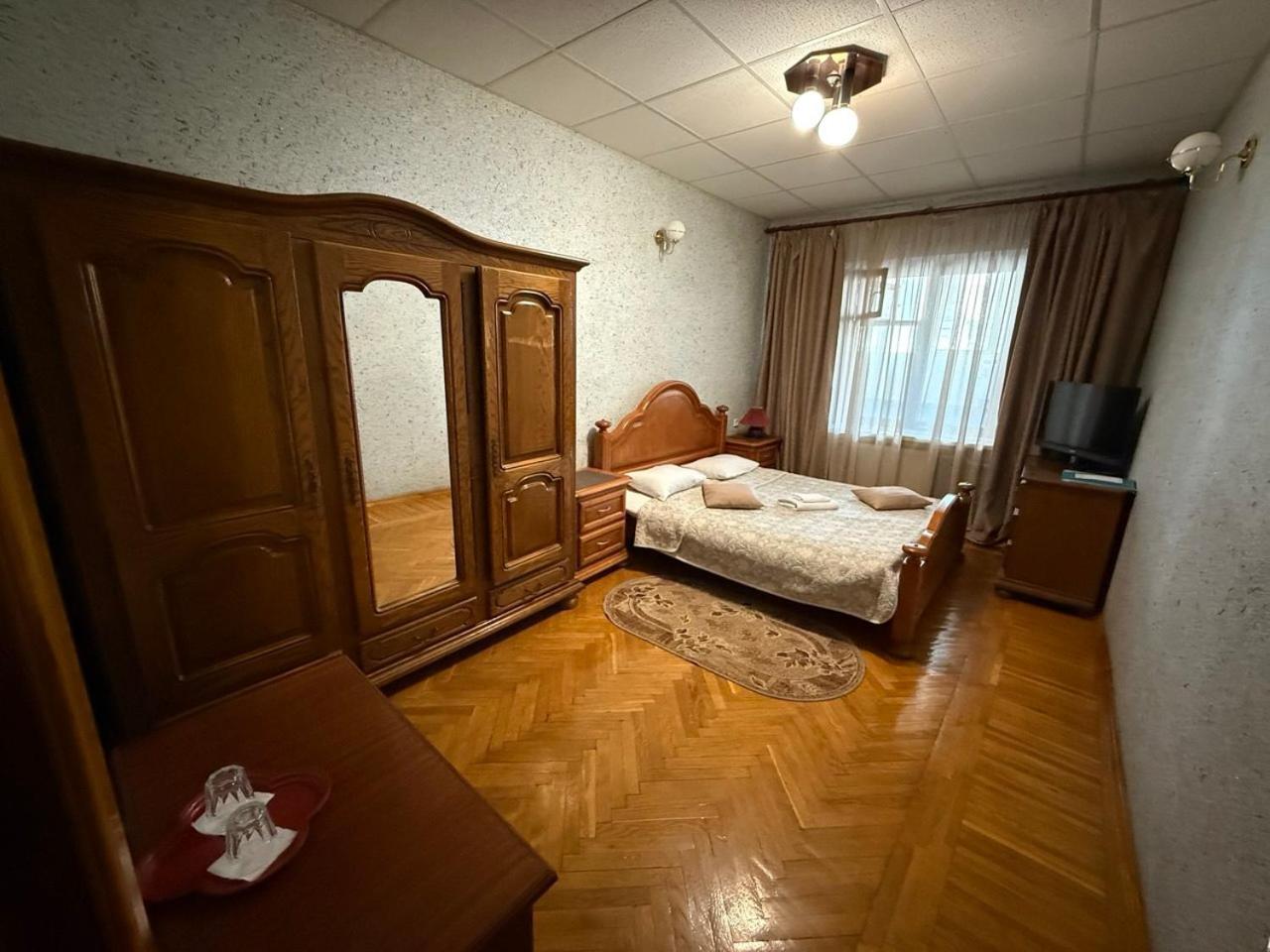 Dvoryanskiy Hotel Dnipro Esterno foto
