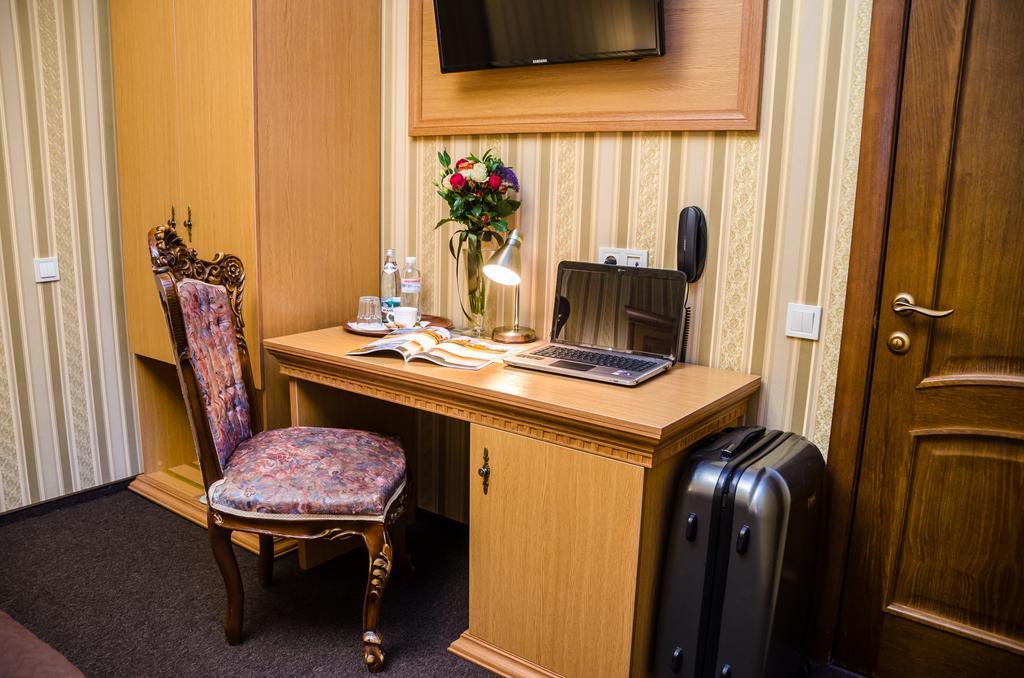Dvoryanskiy Hotel Dnipro Esterno foto