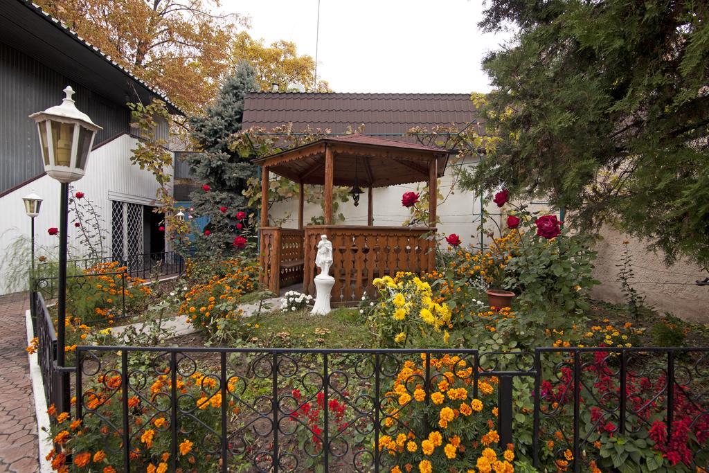 Dvoryanskiy Hotel Dnipro Esterno foto
